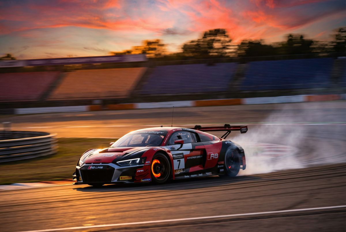 新草榴奥迪R8赛道视频